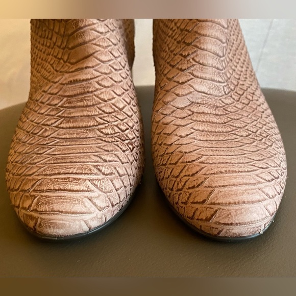 AGL Shoes Pink Snake Veta Texture Leather Booties EU 41 US 10.5 11 Ankle Boots - Picture 4 of 12